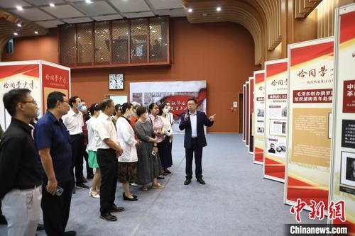 中国侨网“恰同学少年——留苏档案见证百年复兴路”主题展近日在北京开幕。图为嘉宾现场听取讲解。 李雪峰 摄