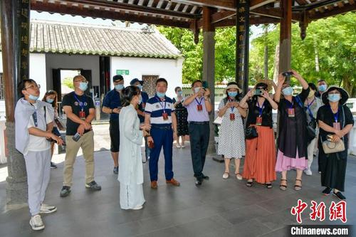 中国侨网图为海外华文媒体高层人士在儋州东坡书院考察采访。 骆云飞 摄