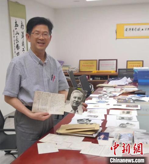 中国侨网图为林少川收集和整理的部分南侨机工资料。 受访者林少川供图