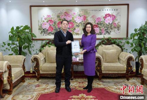 中国侨网詹洪阁被授予捐赠证书。　辽宁省侨联供图