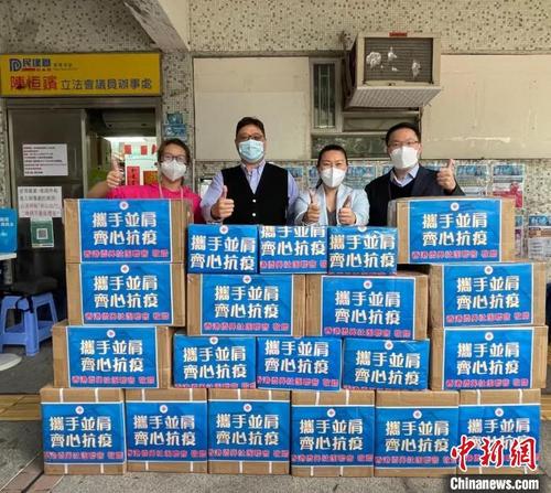 中国侨网香港侨界社团联会向基层捐赠抗疫物资。图为黄楚基（左二）、廖宇轩（右一）、梁嘉铭、林琳（右二）。　香港侨界社团联会供图
