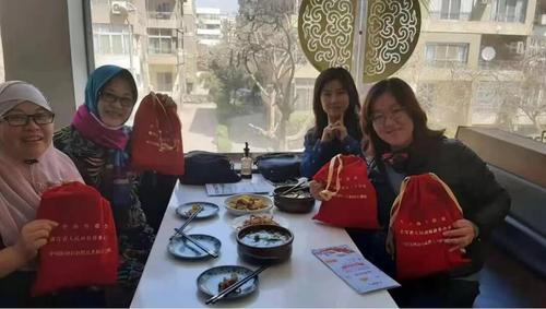 中国侨网图为旅埃中国侨胞收到“新春暖心包”的喜悦之情。（浙江省侨办供图）
