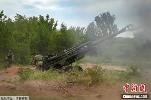 中国侨网2022年6月18日，乌军士兵使用美国提供的M777榴弹炮向俄军阵地开火。