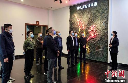 中国侨网宁德市政协课题调研组参观考察“海峡两岸交流基地”滇西抗战纪念馆。 刘晗 摄