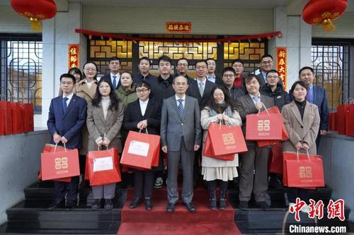 中国侨网中国驻比利时大使曹忠明与参加发放活动的留学生代表合影留念。　中国驻比利时使馆供图