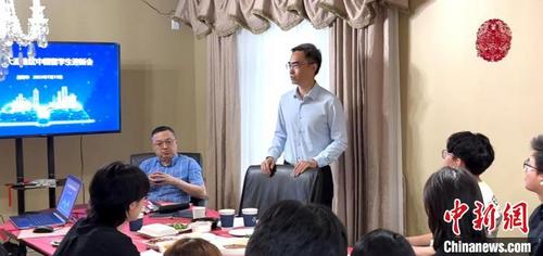 中国侨网中国驻温哥华总领事杨舒(站立者)向领区中国留学生宣介《中华人民共和国领事保护与协助条例》。 中国驻温哥华总领馆供图