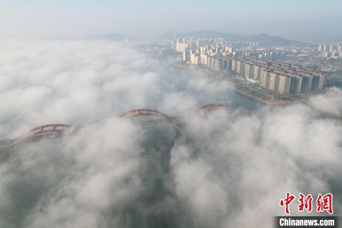 中国侨网平流雾环绕长沙湘江两岸。 中新网记者 杨华峰 摄