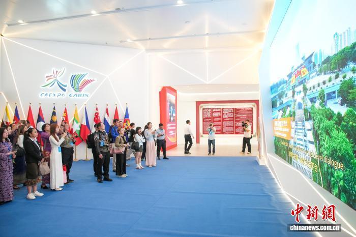 中国侨网8月27日,广西南宁,参加2025境外媒体看广西采访活动的东盟国家主流媒体记者、外籍网络达人参访中国—东盟博览会(东博会)、中国—东盟商务与投资峰会常设展厅,了解第22届东博会情况及招商亮点。第22届东博会将于9月17—21日在南宁举办,以“数智赋能发展,创新引领未来——以中国—东盟自贸区3.0版新机遇助建命运共同体”为主题。中新社记者 陈冠言 摄
