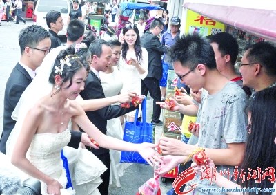 潮州三环集团为公司8对新人举行集体婚礼。