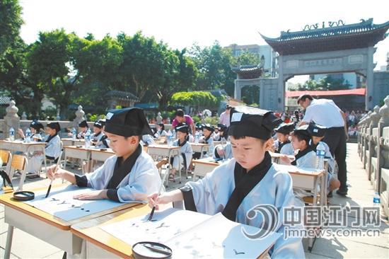 12日上午,2016年江门市白沙文化节“开笔礼”活动在陈白沙纪念馆举行,参加活动的学生正写“人”字。江门日报记者