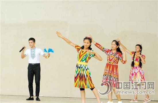 新疆班的同学们载歌载舞庆佳节。