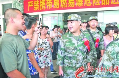 昨天上午，在潮州火车站，新兵们在亲朋好友的欢送下，准备登上火车奔赴各地军营开始军旅生涯。