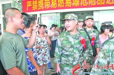 昨天上午,在潮州火车站,新兵们在亲朋好友的欢送下,准备登上火车奔赴各地军营开始军旅生涯。