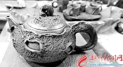 林潮明的《古松铜寿》获得第六届“大地奖”陶瓷作品银奖。
