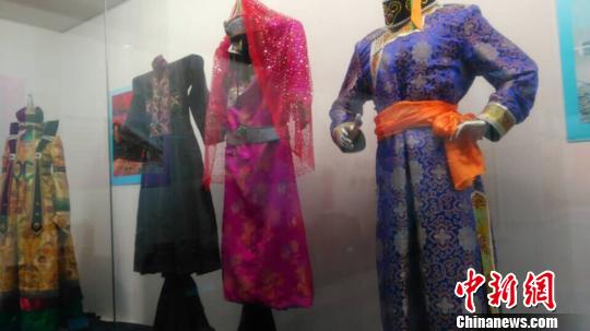 新疆博尔塔拉蒙古族各类服装,包括新郎新娘服、礼服、家居服、中老年服装等多种样式。 廖静 摄