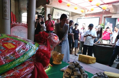6000斤重大米龟亮相晋江民俗文化节，供市民祈福。