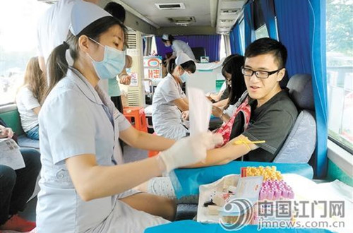 学生们积极参与无偿献血。