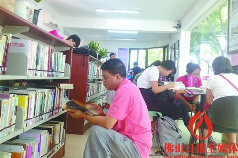 9月19日，南图读书驿站，不少市民前来借书看书。/佛山日报记者黄文婷摄