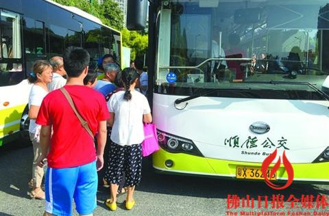 市民代表乘坐体验纯电动公交车。/佛山日报记者朱朝贵摄