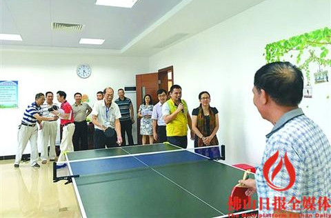 两名长者在夏东社区幸福院内的健身场所打乒乓球。