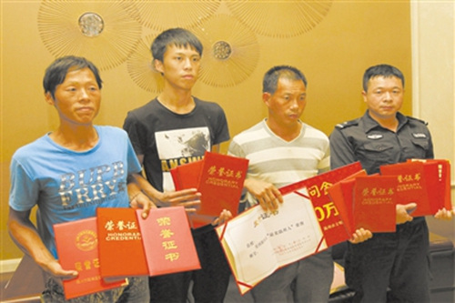 左起王新桂、王时清、吴国彪父亲、杨炯。