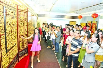 潮州市人民广场文化长廊工艺美术精品馆,100多名文化使者近距离观赏潮州门类众多的工艺精品。本报记者