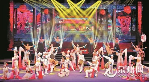 图为在开幕式后的《丝海秋韵》专场演出中,中国泉州、韩国光州、日本横滨三个东亚文都城市联手献演《东亚礼赞》。