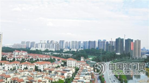 今年1—9月,我市房产总成交量543.49万平方米,同比增长近三成。张雷