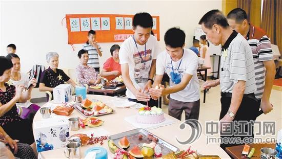 蓬江区居家养老北街站社工为社区老人举行生日会。