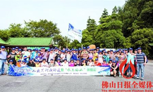 参与活动的市民在顺德青云湖畔合影。实习生
