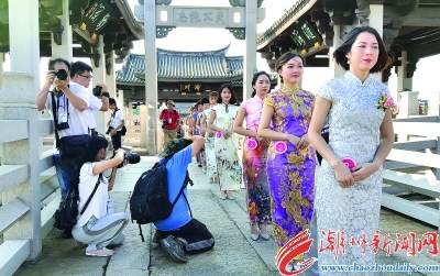 模特在广济桥上进行旗袍展示。