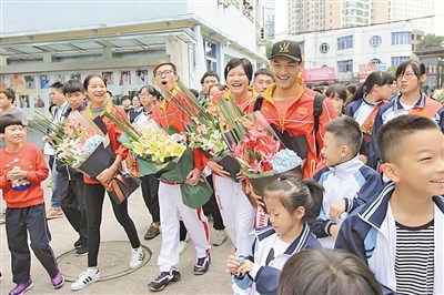 从左至右：潘飞鸿、李朱濠、柳雅欣、徐嘉余荣归温州体校。