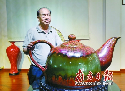 林礼腾与他的作品——曜变天目金花丝42寸茶壶。南方日报记者