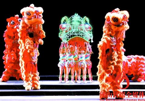 2016广东（佛山）非遗周暨佛山秋色民俗文化活动开幕式上，“扎狮娃”抬起了大狮头。