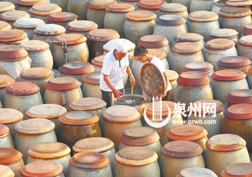 吴宗洲正在将手艺传给孙子，希望后生仔能传承古法，在酱缸里创造出新意，将酱文化发扬光大。