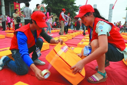 每逢妈祖祖祠举行重大祭典，妈祖公益组织的志愿者们都来帮助布置现场。