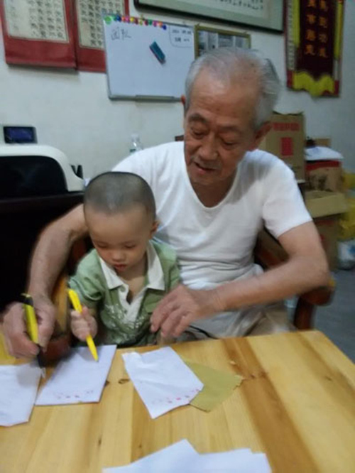 林忠鹤在教导其曾孙子学习。