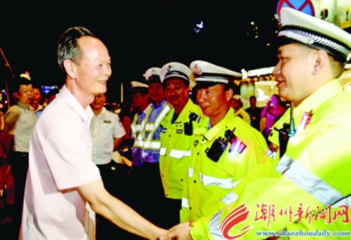11月3日晚，潮州市委书记李水华看望慰问百日交通大整治上路执勤民警。本报记者