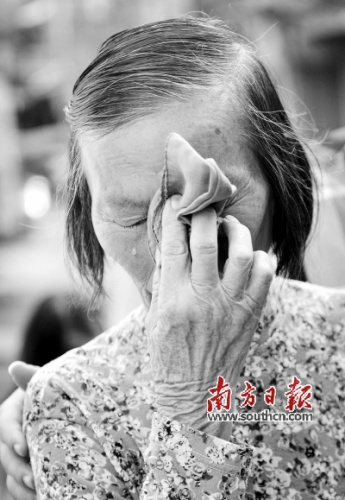 时隔70年,年过八旬的李带有前往潮阳贵屿镇,在志愿者的寻找下见到亲弟弟后,忍不住流下了眼泪。