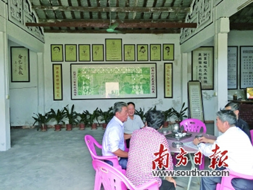 洲东村的垂昆公祠内,老人们正在议事。南方日报记者