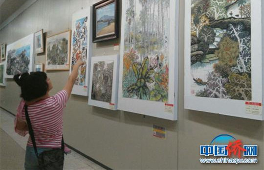 书画名家万宁采风作品展海口开展。 林晨彦 摄