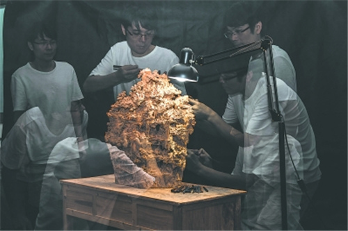 做好一件作品不容易,这座五百罗汉的精微透雕创作,林建军计划用5年时间完成,如今时间已过大半,500尊罗汉也已初具雏形。在相机多次曝光下,记录的创作场景是林建军普通的日常生活,长时间专注微雕,使得他的颈椎和肩膀劳损严重。