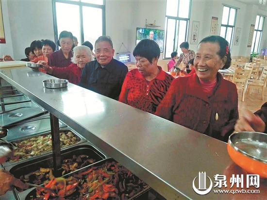 在下官路村居家养老服务站一楼食堂，老人们排队打饭菜。