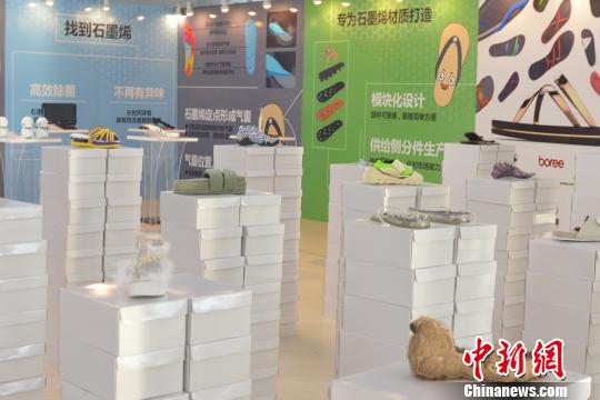 石墨烯技术材料打造的拖鞋见证福建“首富县”晋江科研型企业创新驱动传统产业转型升级。