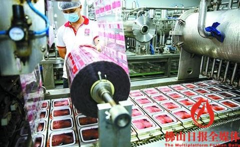 南海首创性地建立了食品生产加工小作坊管理模式,图为在大沥食品集中加工中心内,红晨猪红小作坊的工作人员正在作业中。(资料图片)/佛山日报记者王伟楠摄