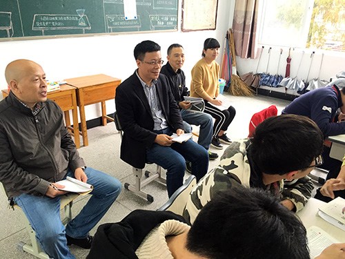 陈雨（左一）在学校听课。（资料图片）
