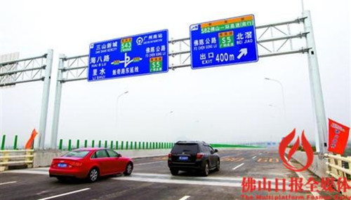 魁奇路东延线二期工程通车,车辆驶过奇龙大桥。/佛山日报记者周春摄