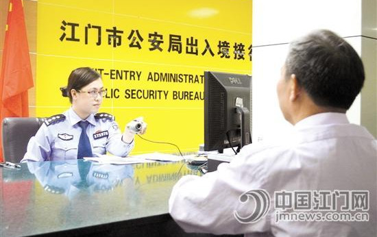 民警为办证群众拍照留档。李千帆