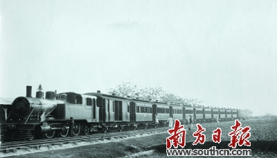 在美国南加州大学馆藏图片中可以看到，在1913年的潮汕铁路，有旅客上下车。