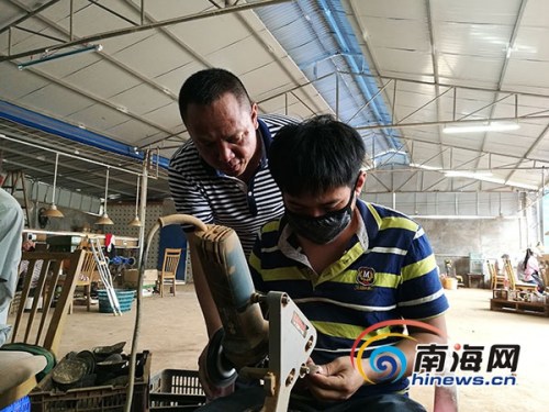 符冬波在指导工人制作椰壳厨具。南海网记者高鹏摄